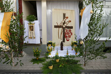 Fronleichnamsaltäre in den Naumburger Straßen (Foto: Karl-Franz Thiede)